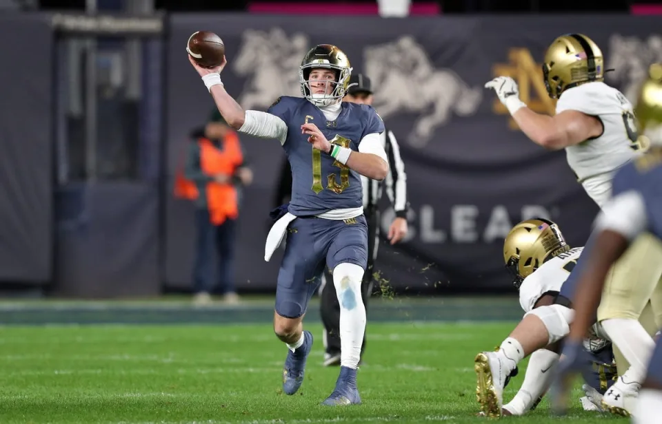 Riley Leonard’s Key Runs Lead Notre Dame in USC Battle